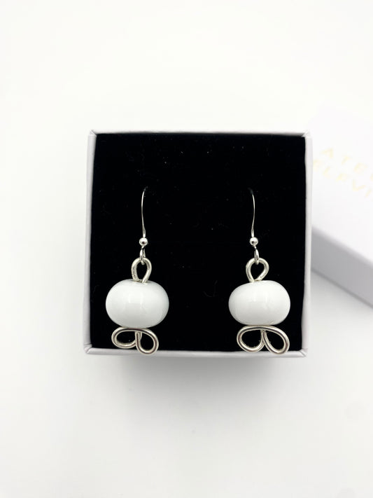 Örhängen i 925 silver med lampworkpärlor.