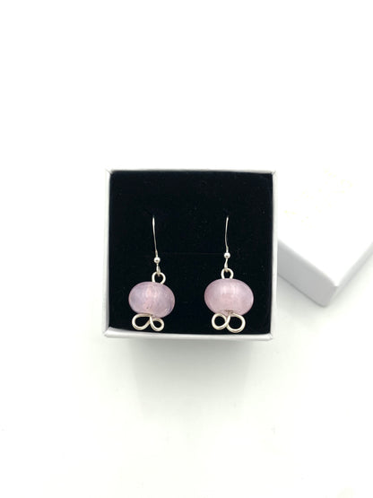 Örhänge i 925 silver med lampworkpärlor.