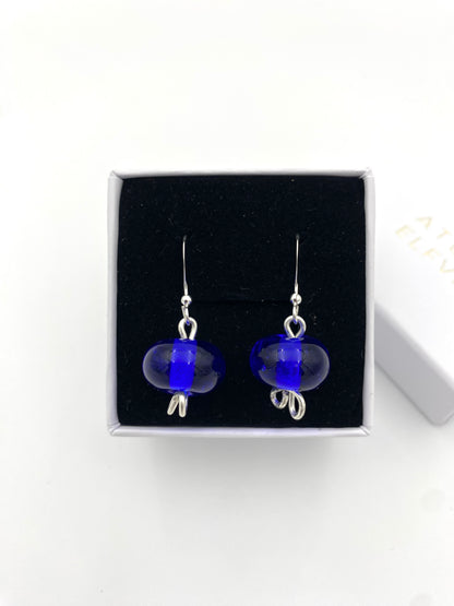 Örhängen i 925 silver och lampworkpärlor.