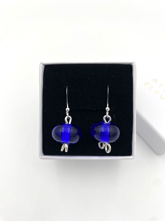 Örhängen i 925 silver och lampworkpärlor.