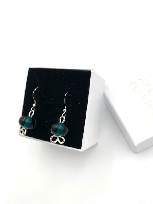 Örhängen i 925 silver och lampworkpärlor.