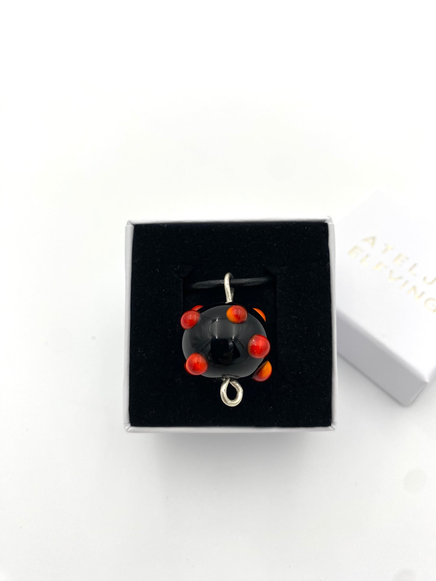 Halsband silver och lampworkpärla.