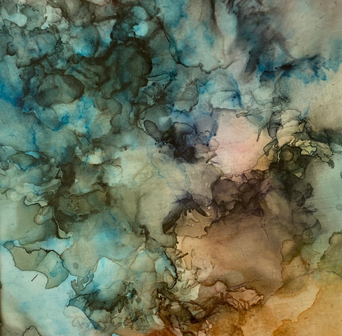 Tavla i alkoholbläck. Vit ram 22x22 cm. Målningen med passepartout 14x14 cm.