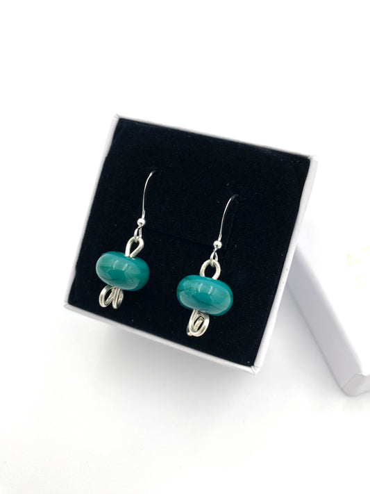 Örhängen i 925 silver med lampworkpärlor.