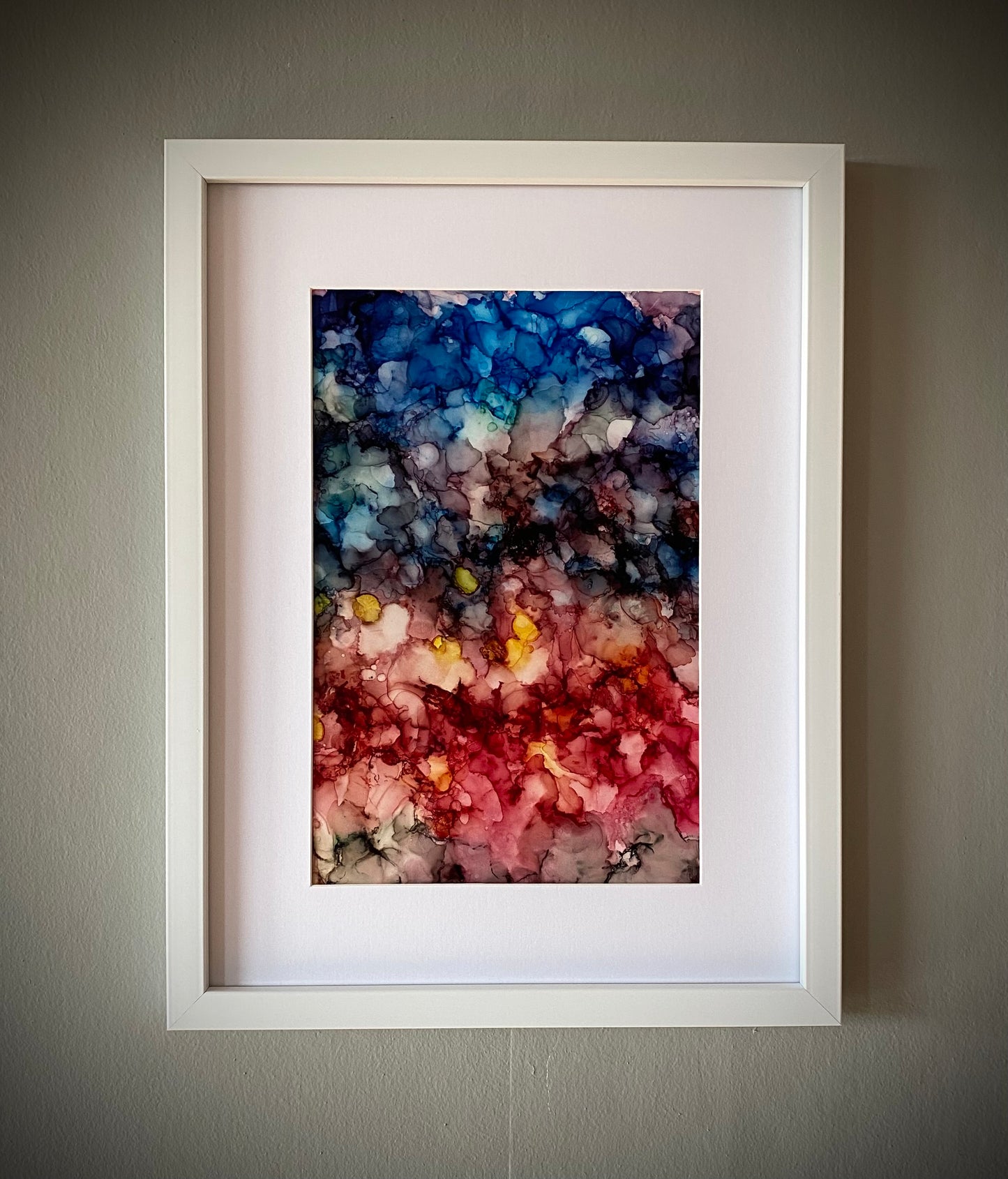 Tavla i alkoholbläck. Vit ram 30x40 cm. Målningen med passepartout 20x30 cm.