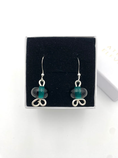 Örhängen i 925 silver och lampworkpärlor.