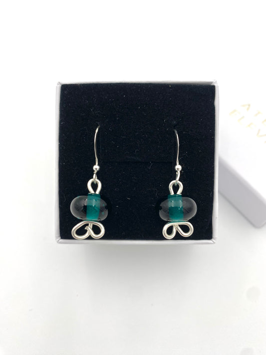 Örhängen i 925 silver och lampworkpärlor.