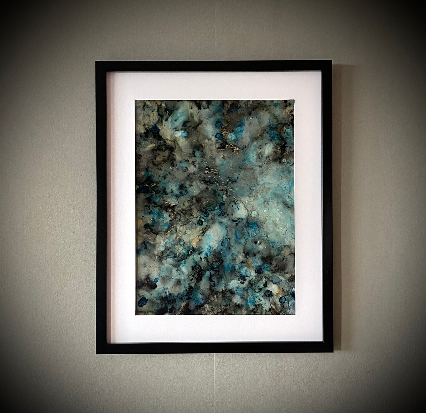 Tavla i alkoholbläck. Svart ram 40x50 cm. Målningen med passepartout 30x40 cm.