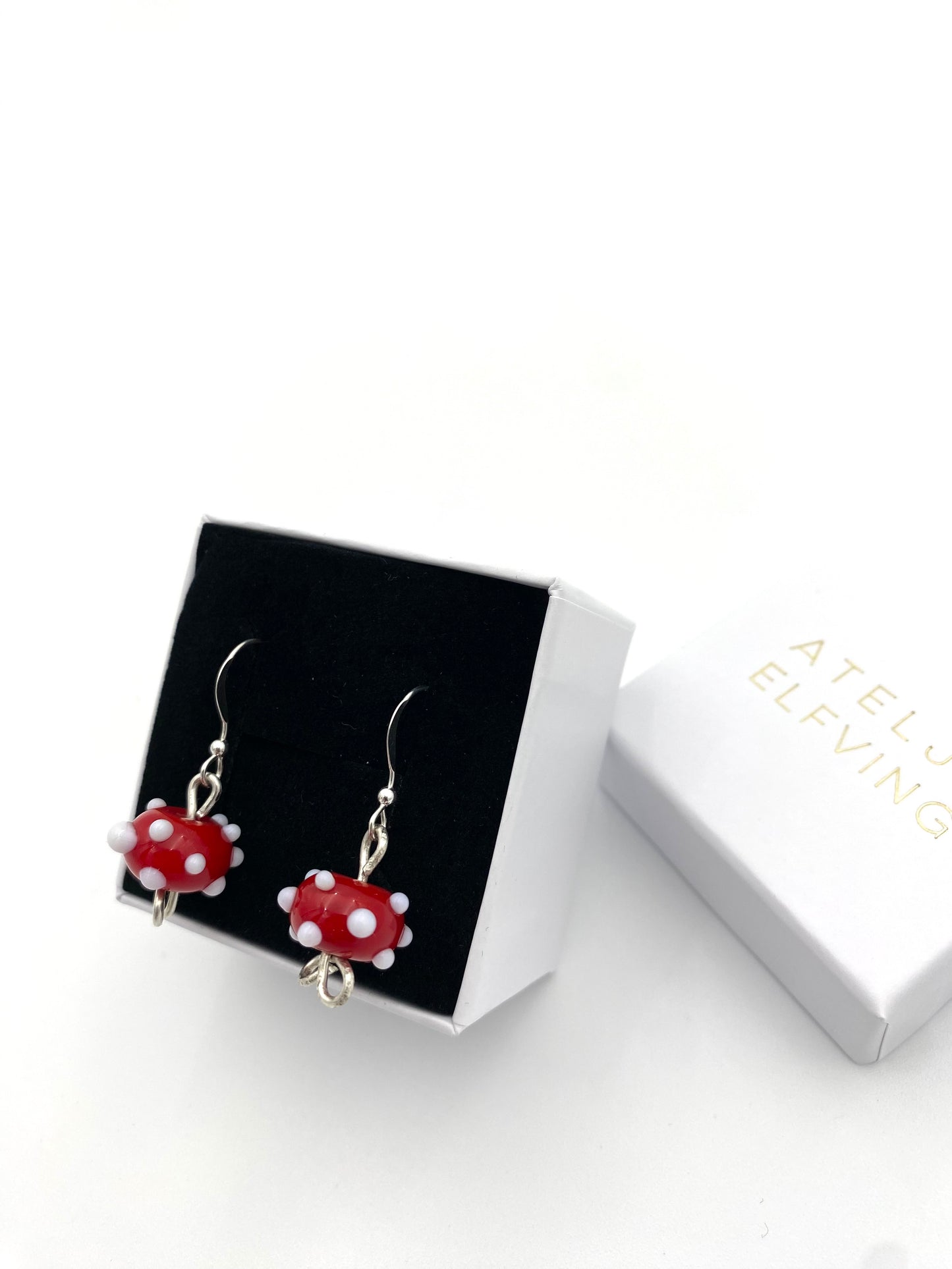 Örhängen i 925 silver och lampworkpärlor.