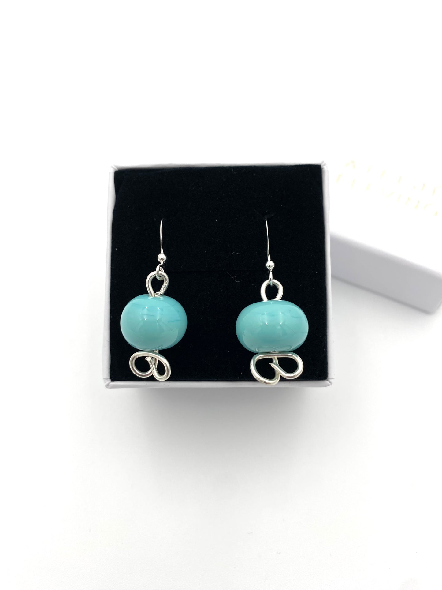 Örhängen i 925 silver och lampworkpärlor.