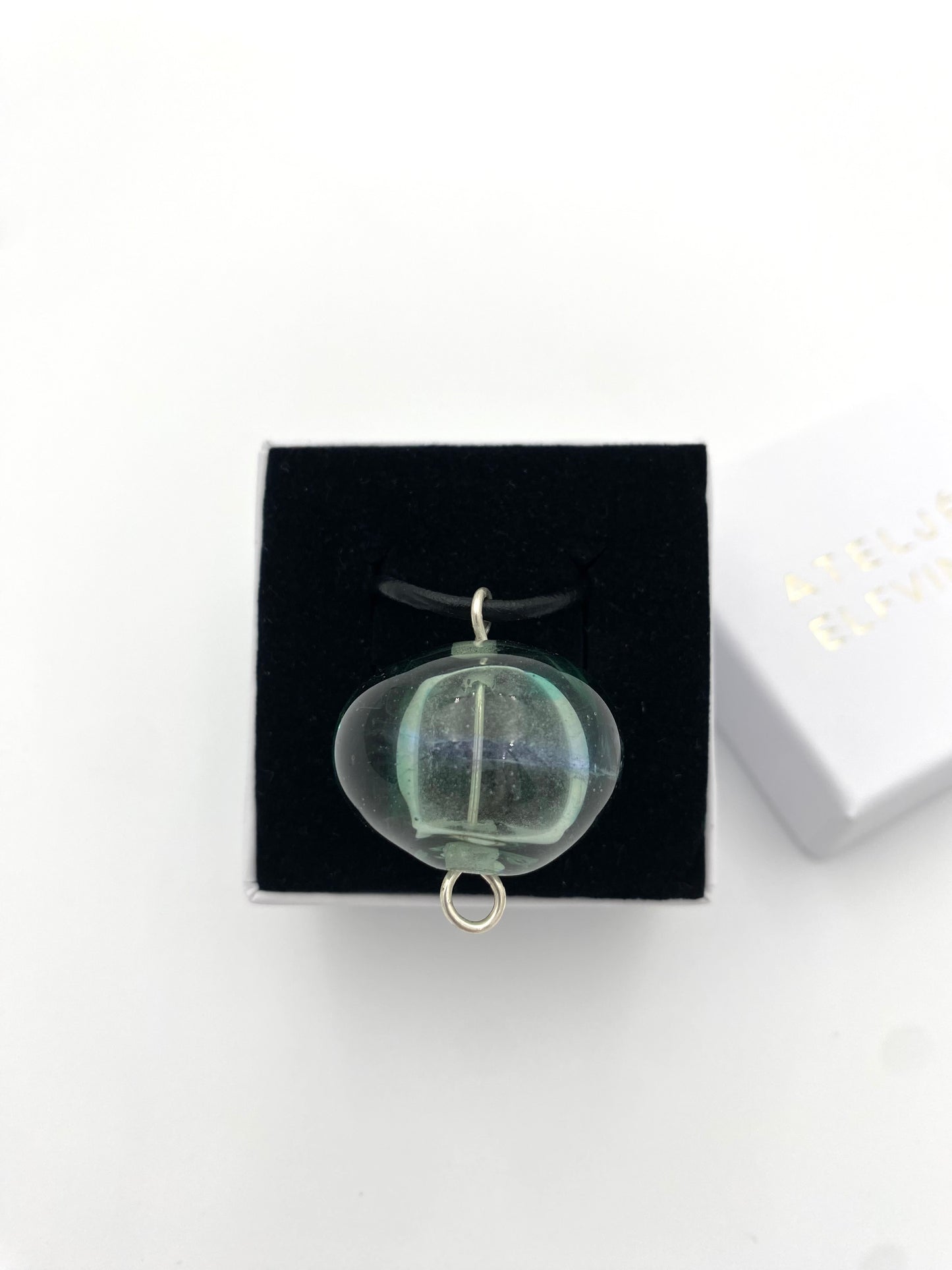 Halsband silver och lampworkpärla.