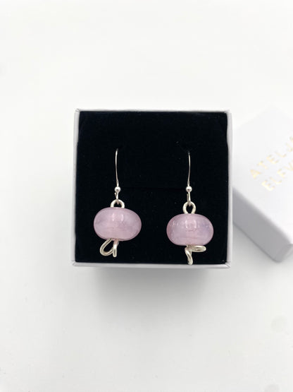 Örhängen i 925 silver med lampworkpärlor.