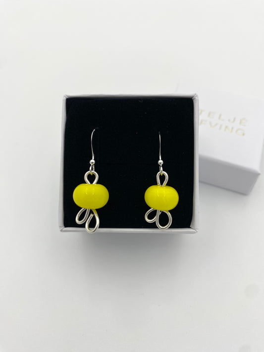 Örhängen i 925 silver med lampworkpärlor.