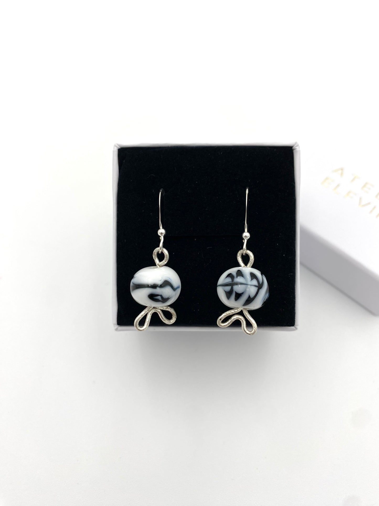 Örhängen i 925 silver och lampworkpärlor.