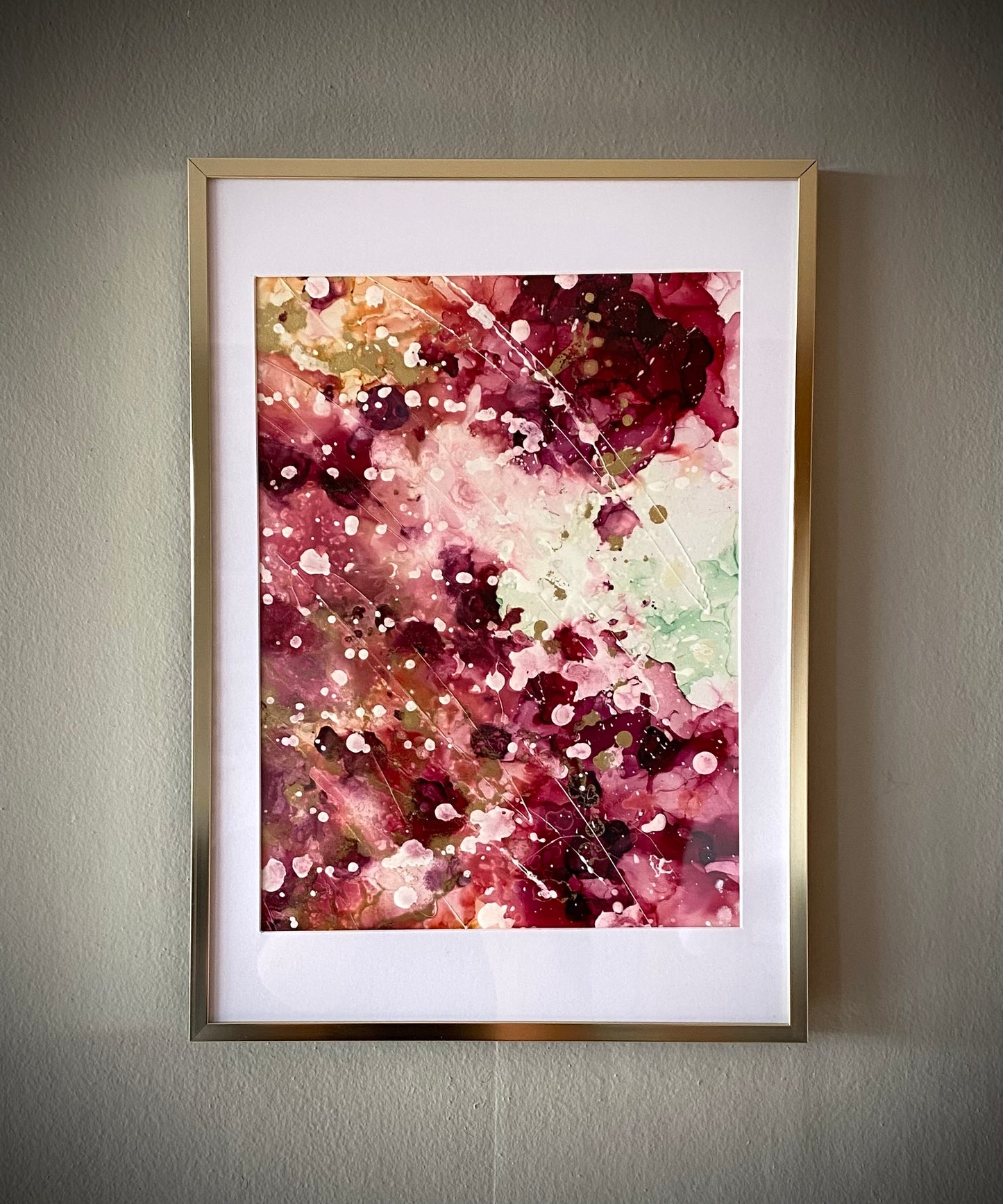 Tavla i alkoholbläck. Guldfärgad ram 30x20 cm. Målningen med passepartout 24x17 cm.