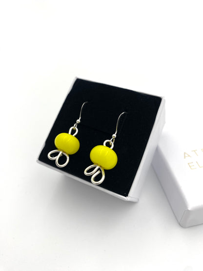 Örhängen i 925 silver med lampworkpärlor.