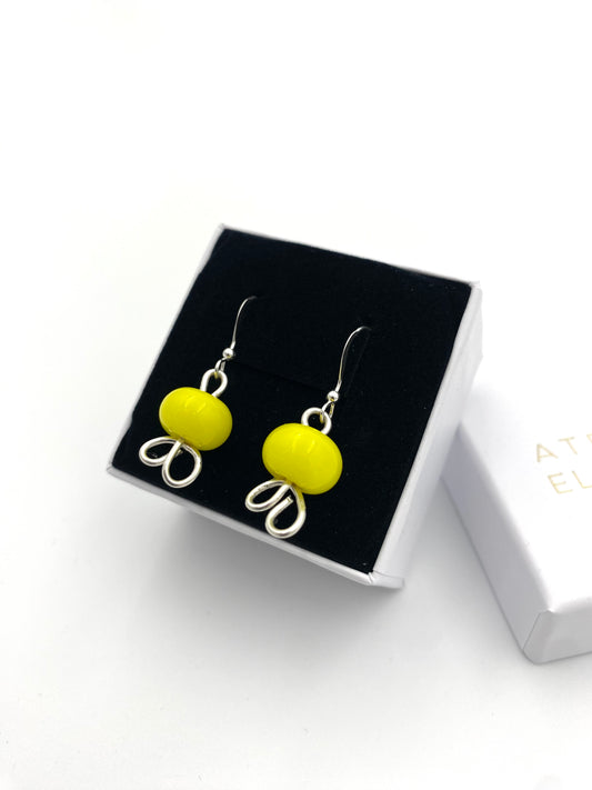 Örhängen i 925 silver med lampworkpärlor.