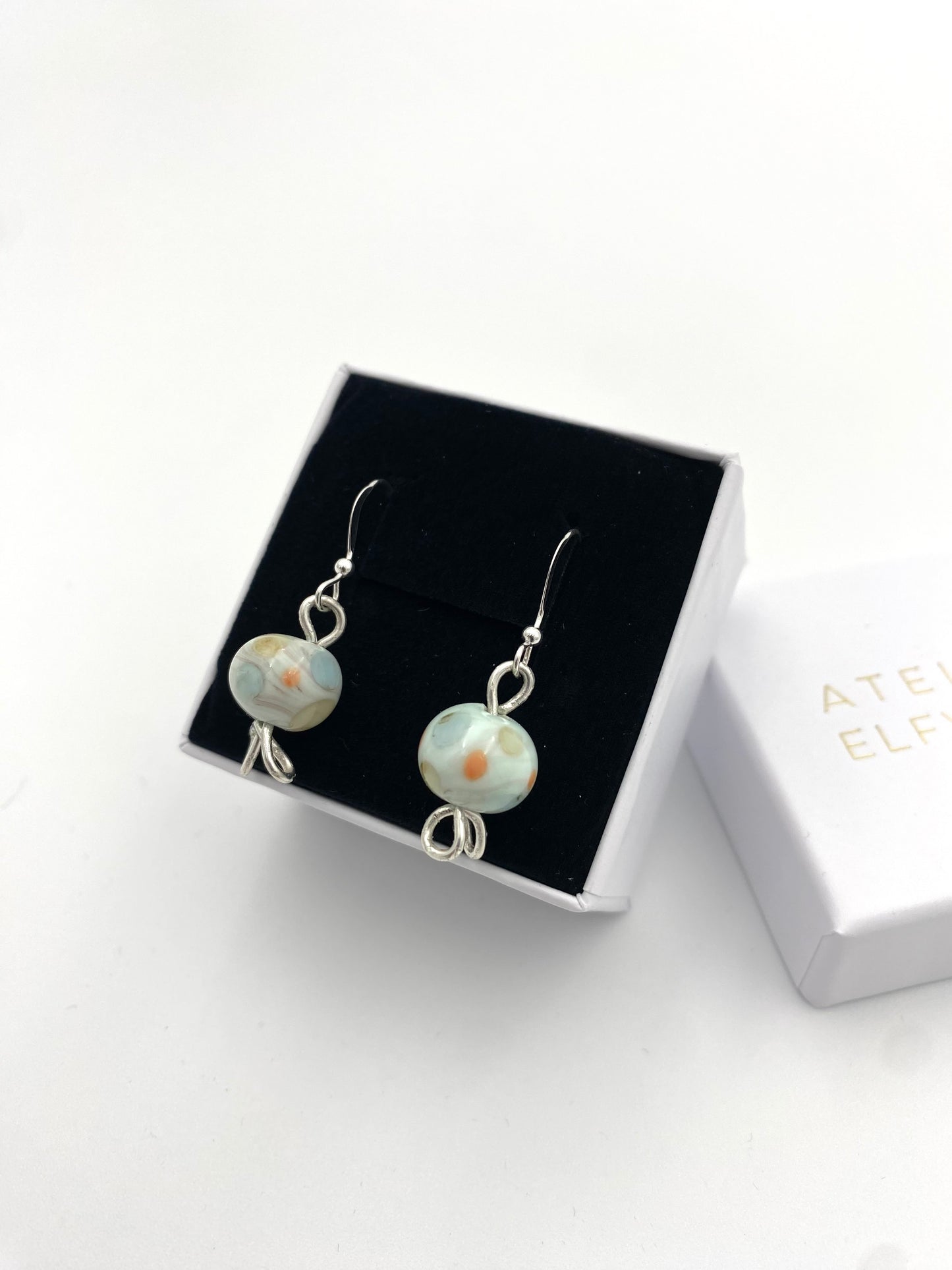 Örhängen i 925 silver med lampworkpärlor.