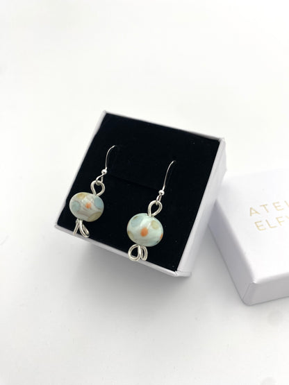 Örhängen i 925 silver med lampworkpärlor.