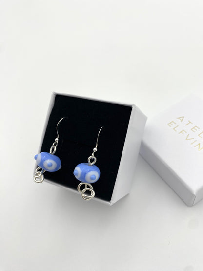 Örhängen i 925 silver och lampworkpärlor.