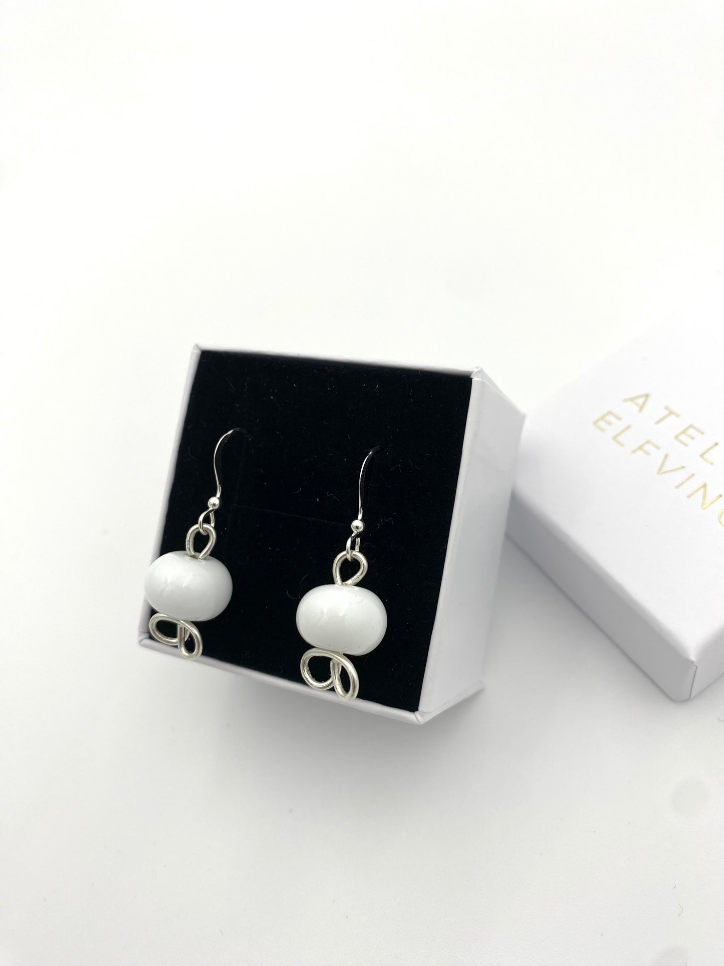 Örhängen i 925 silver med lampworkpärlor.