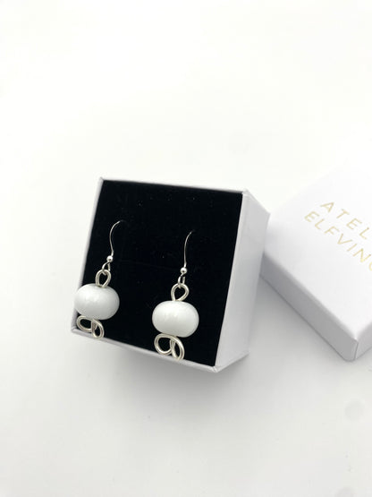Örhängen i 925 silver med lampworkpärlor.