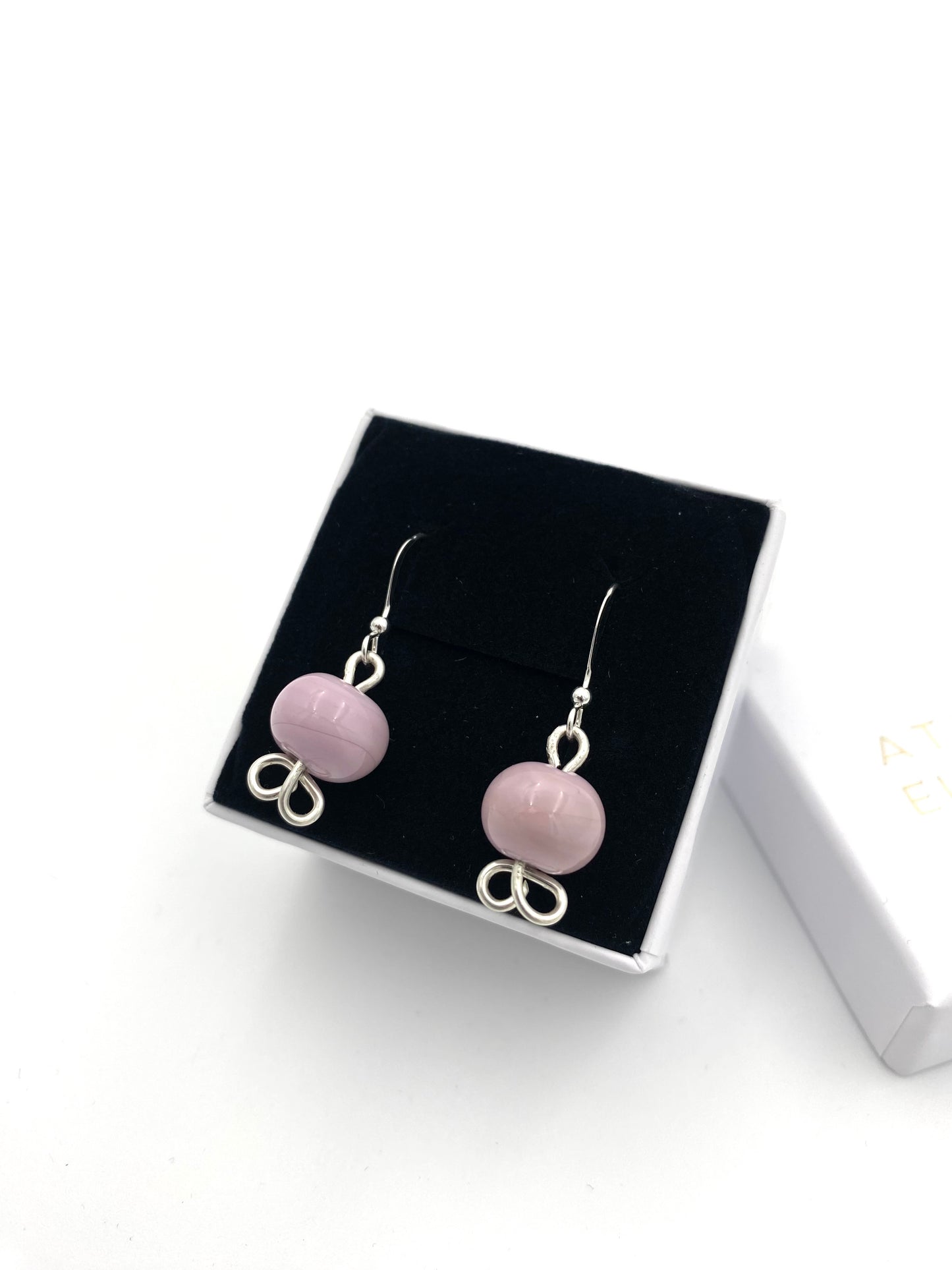 Örhängen i 925 silver med lampworkpärlor.