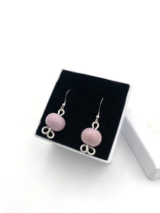 Örhängen i 925 silver med lampworkpärlor.
