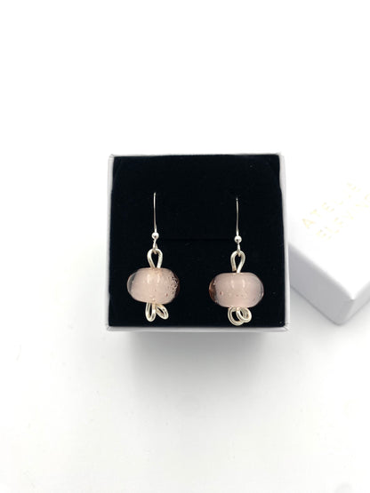 Örhängen i 925 silver med lampworkpärlor.