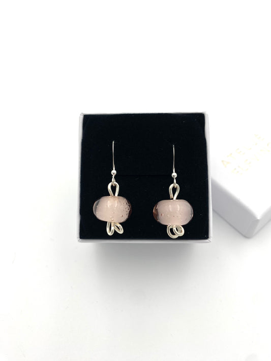 Örhängen i 925 silver med lampworkpärlor.