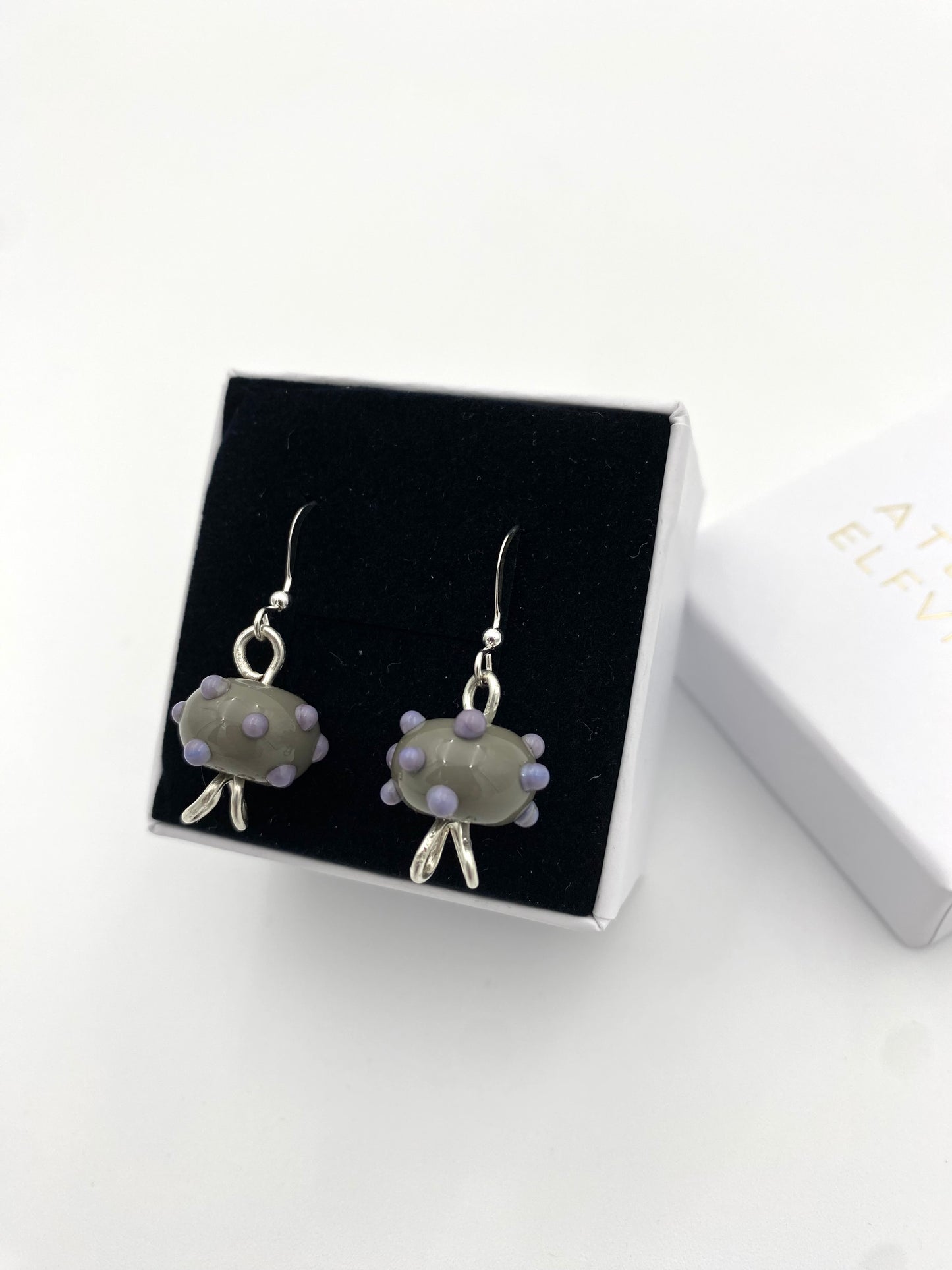 Örhängen i 925 silver och lampworkpärlor.