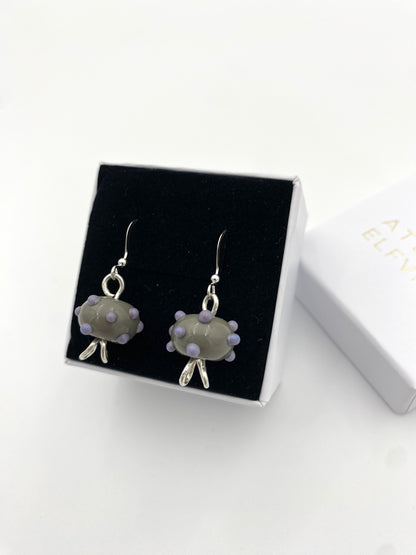 Örhängen i 925 silver och lampworkpärlor.