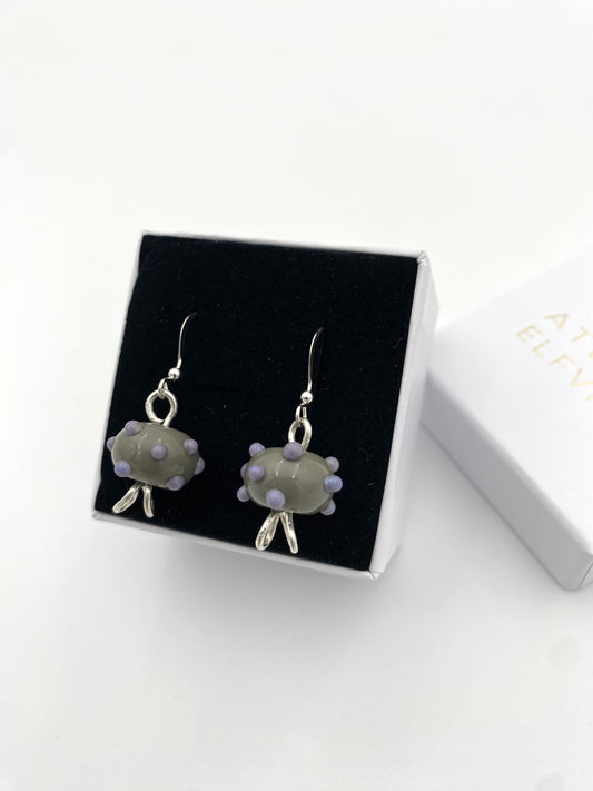Örhängen i 925 silver och lampworkpärlor.