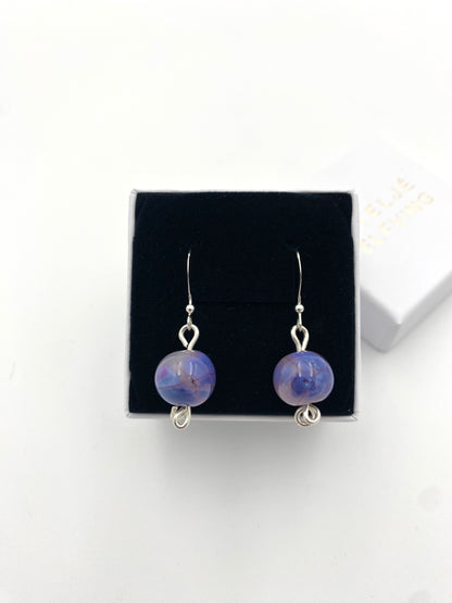 Örhängen i 925 silver med lampworkpärlor.