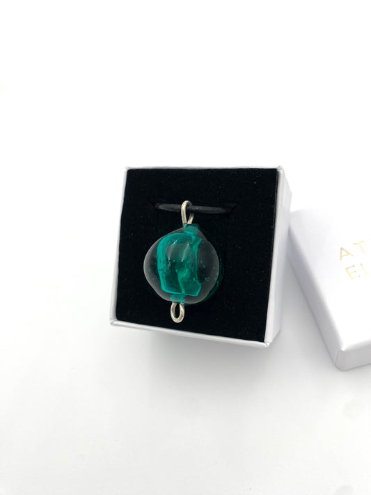 Halsband silver och lampworkpärla.