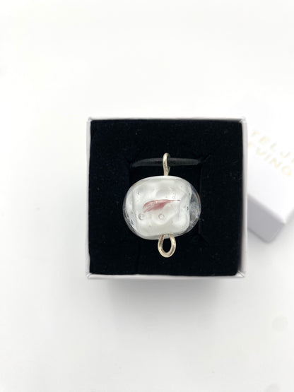 Halsband silver och lampworkpärla.