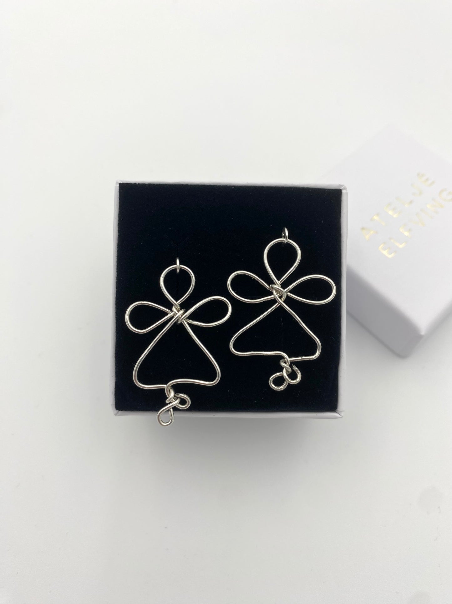 Örhängen änglar i 925 silvertråd.