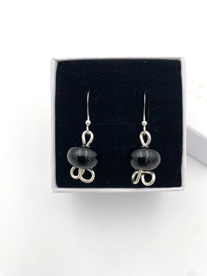 Örhängen i 925 silver och lampworkpärlor.