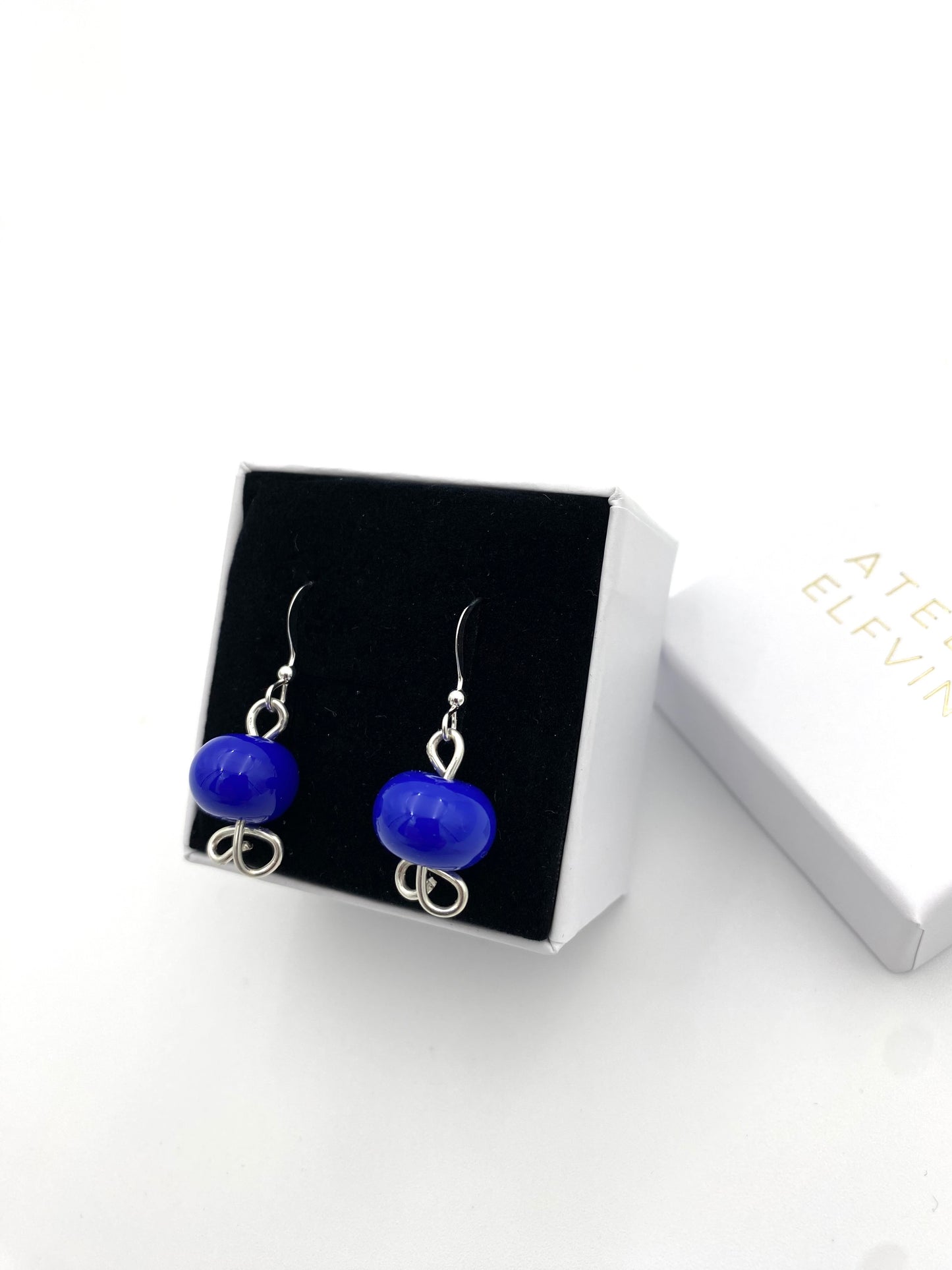 Örhängen i 925 silver och lampworkpärlor.