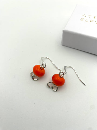 Örhängen i 925 silver med lampworkpärlor.