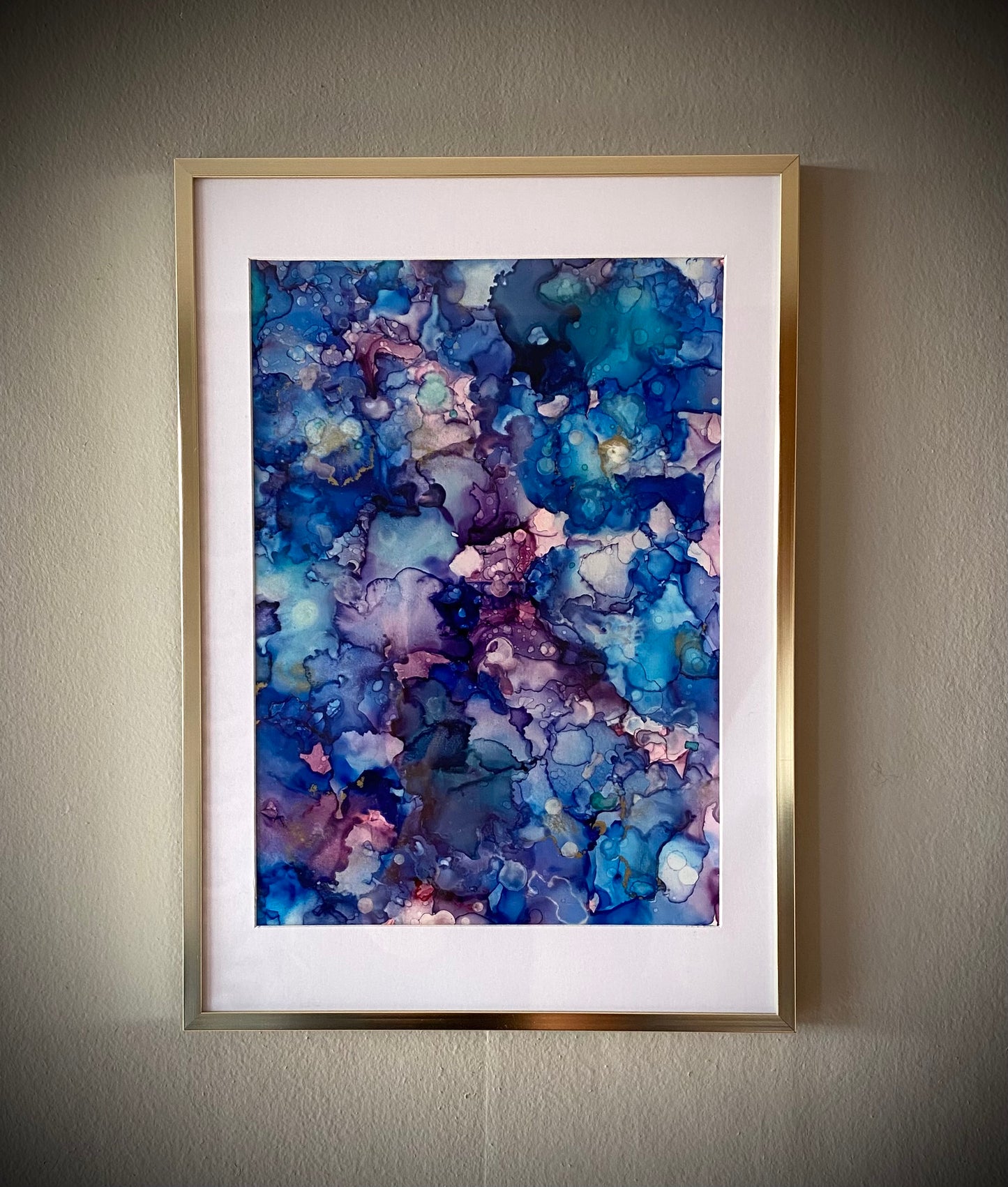 Tavla i alkoholbläck. Vit djup ram 23x18 cm. Målningen med passepartout 14x10 cm.