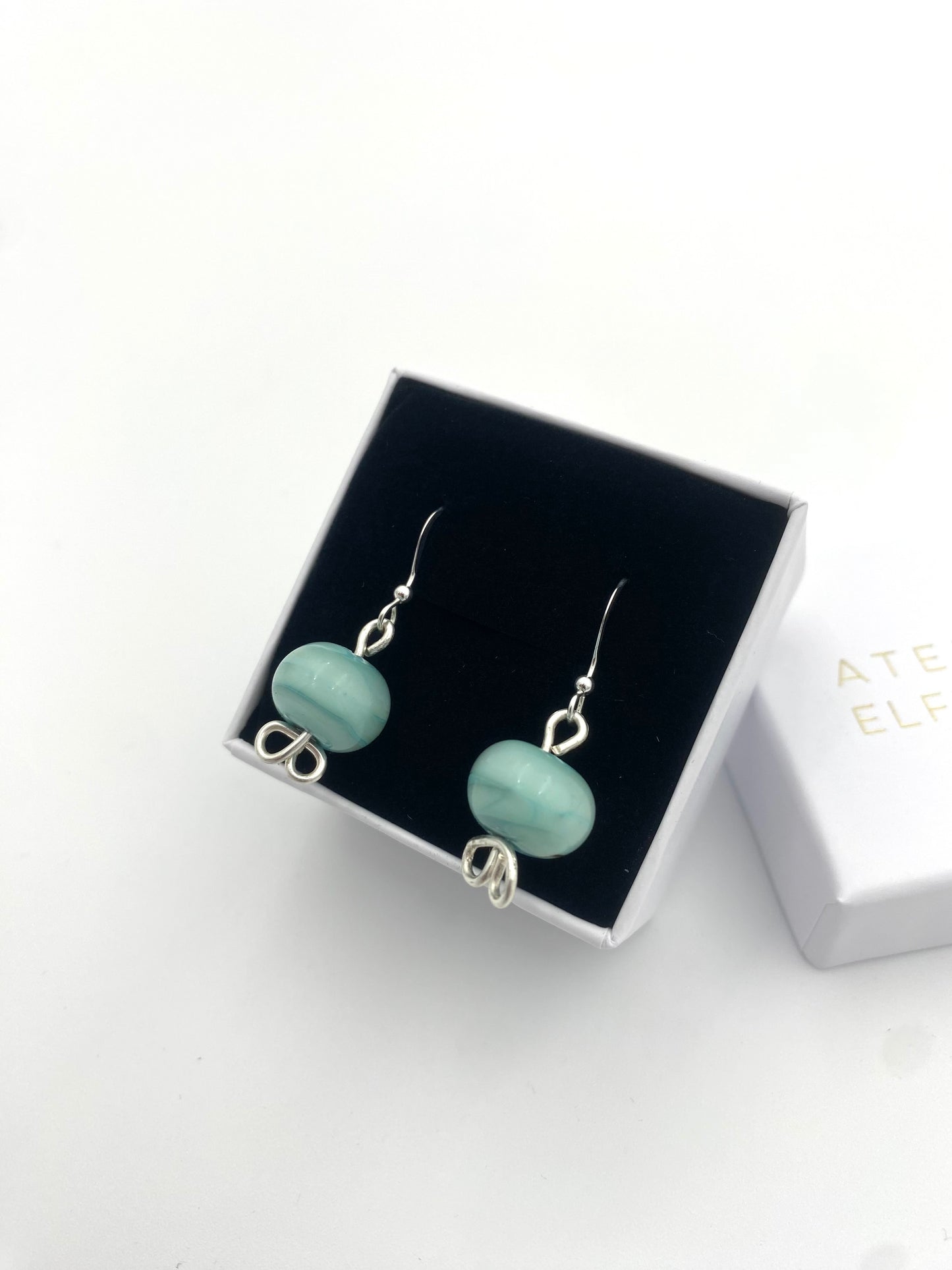 Örhängen i 925 silver med lampworkpärlor.