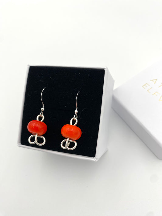 Örhängen i 925 silver med lampworkpärlor.