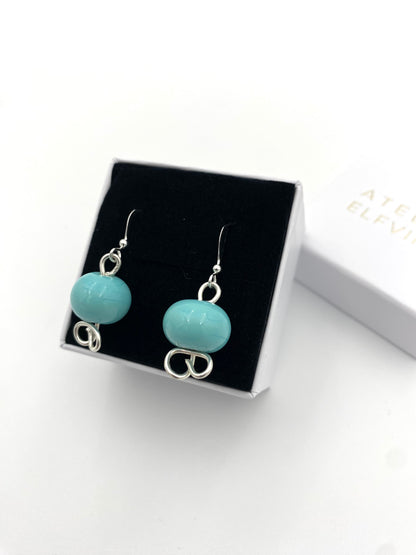 Örhängen i 925 silver och lampworkpärlor.