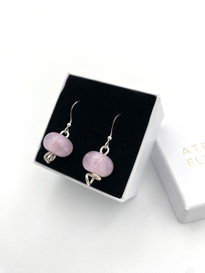 Örhängen i 925 silver med lampworkpärlor.