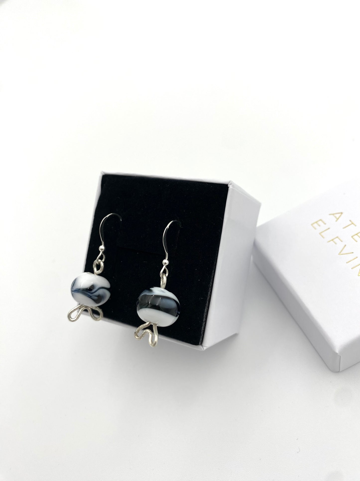 Örhängen i 925 silver och lampworkpärlor.