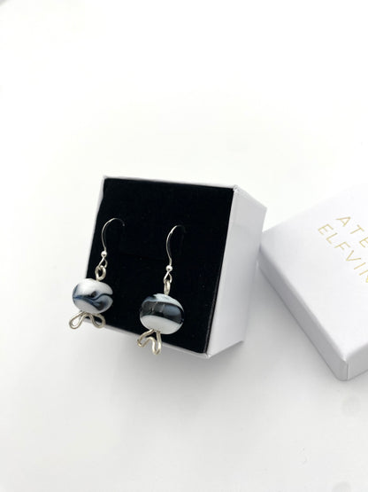 Örhängen i 925 silver och lampworkpärlor.