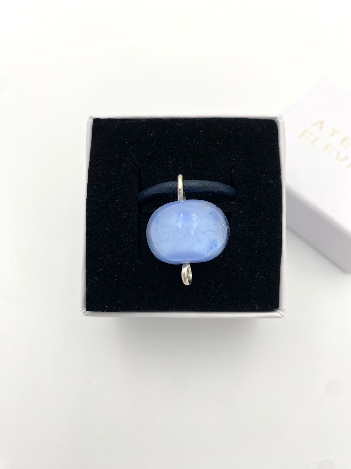 Halsband silver och lampworkpärla.