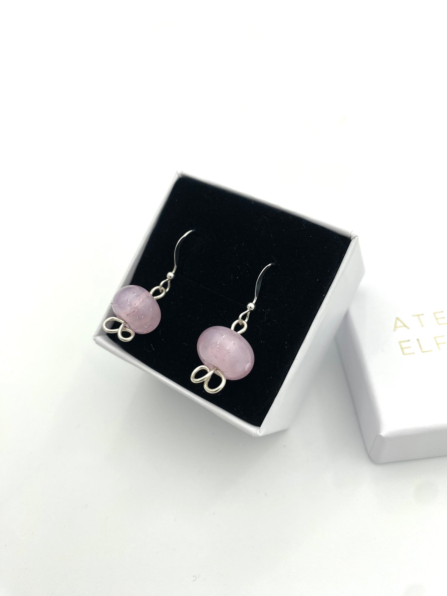 Örhänge i 925 silver med lampworkpärlor.