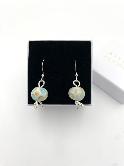 Örhängen i 925 silver med lampworkpärlor.